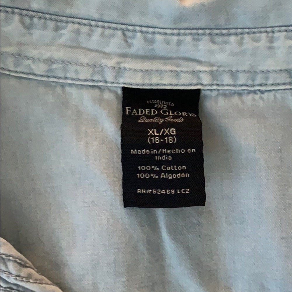 Button down - Picture 2 of 3